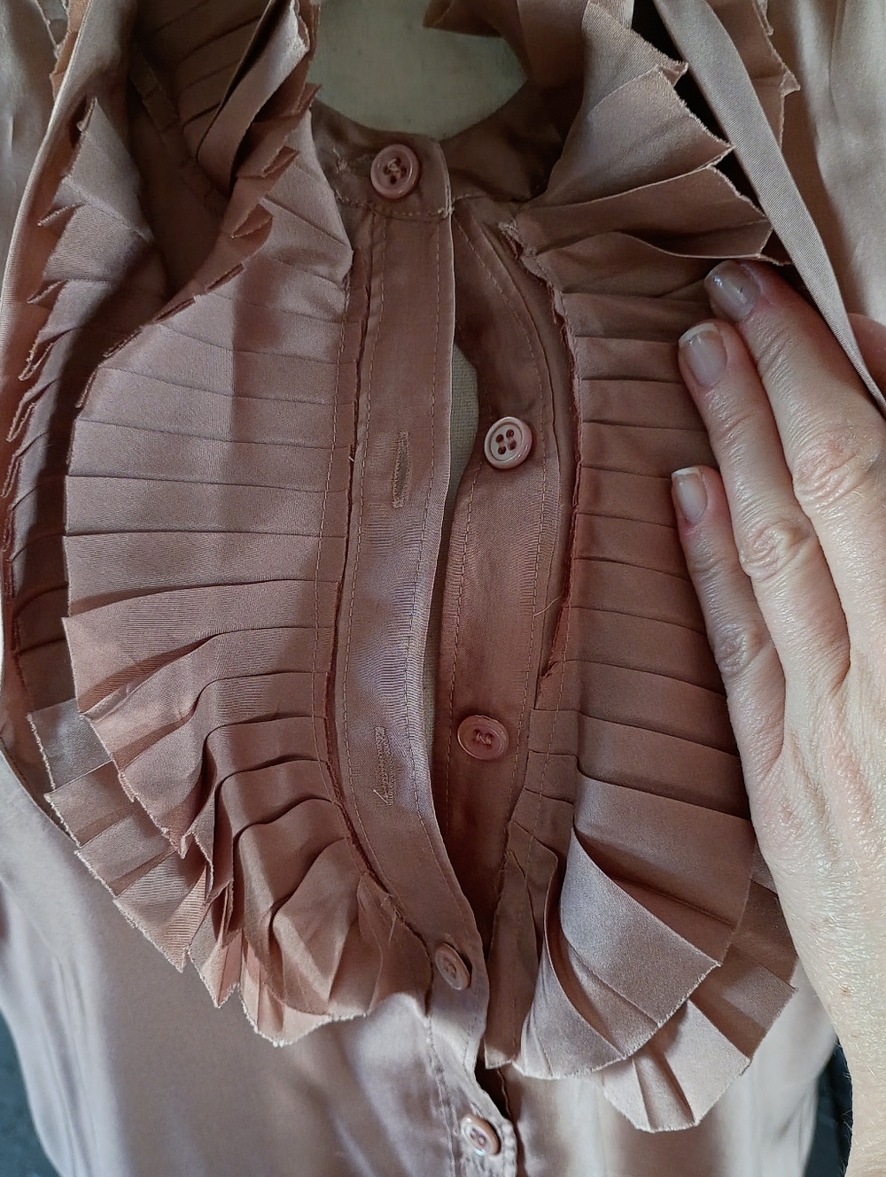 J. Crew 100% Silk Beige Tan Pink Mauve Ruffled Button Sleeveless Top Size 6 - Picture 9 of 16
